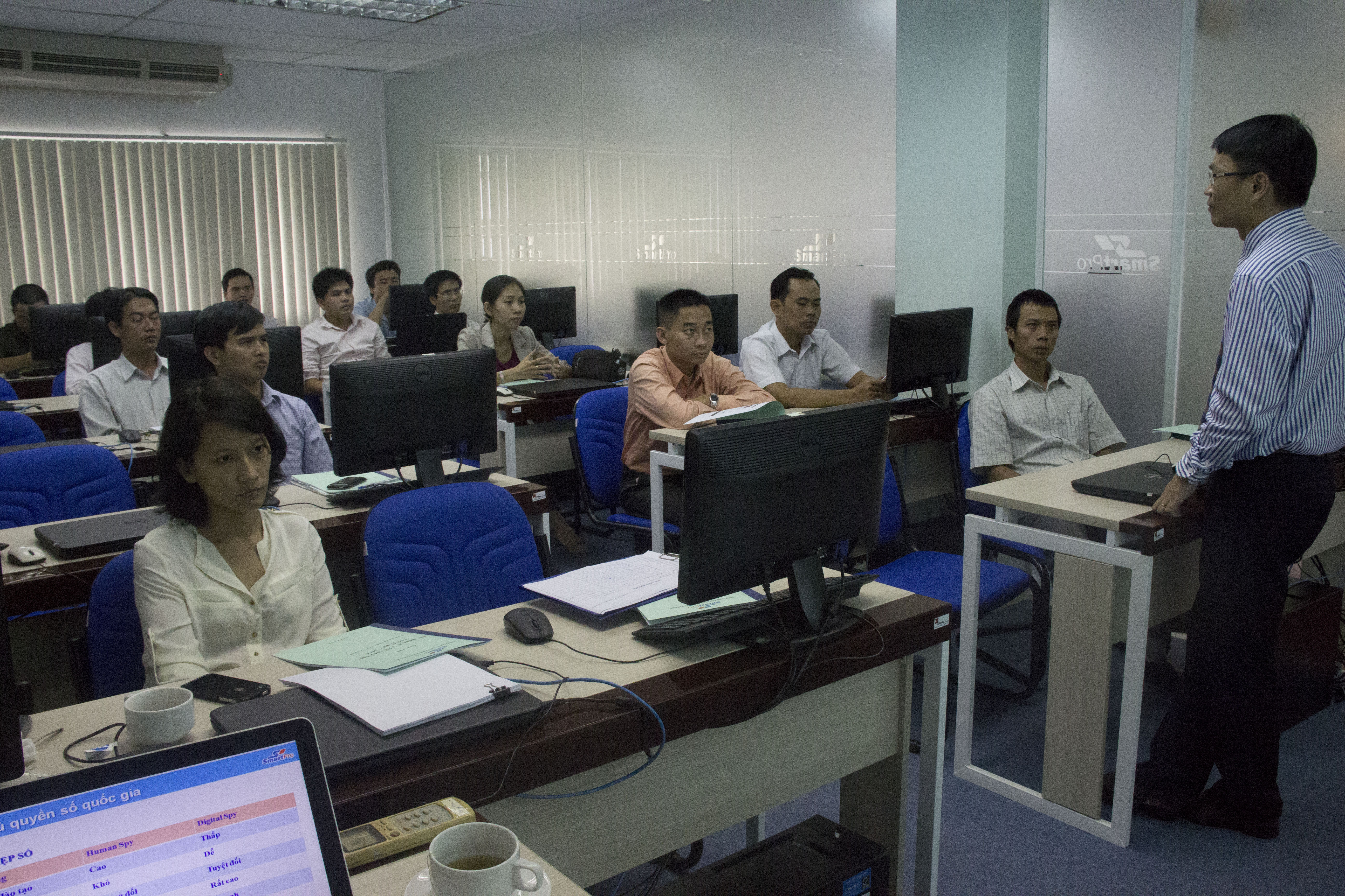 Tiến sĩ Võ Văn Khang phụ trách chuyên đề an toàn thông tin