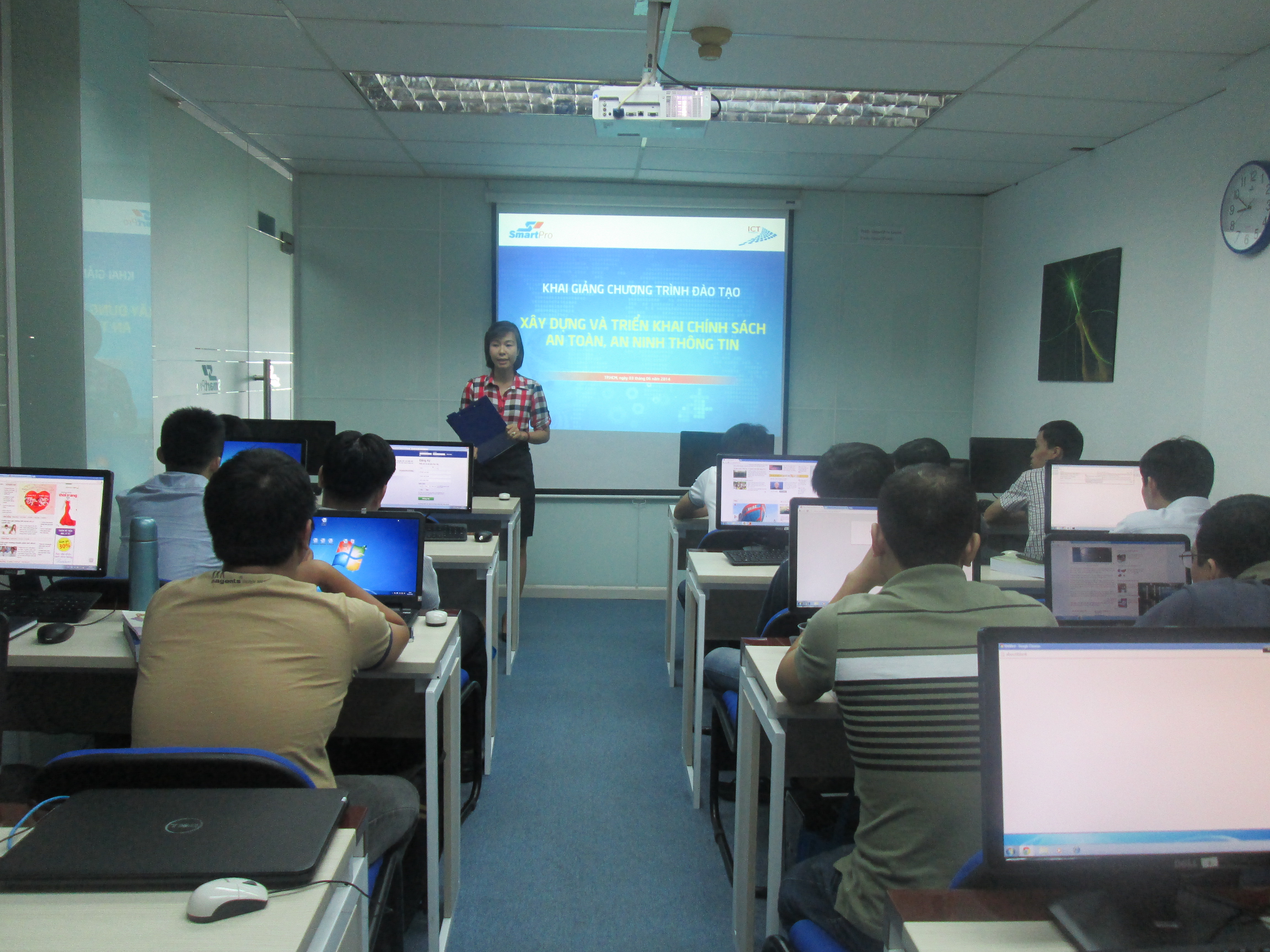 Bà Lương Thu Hồng – TP. Kinh doanh SmartPro khai giảng chương trình đào tạo